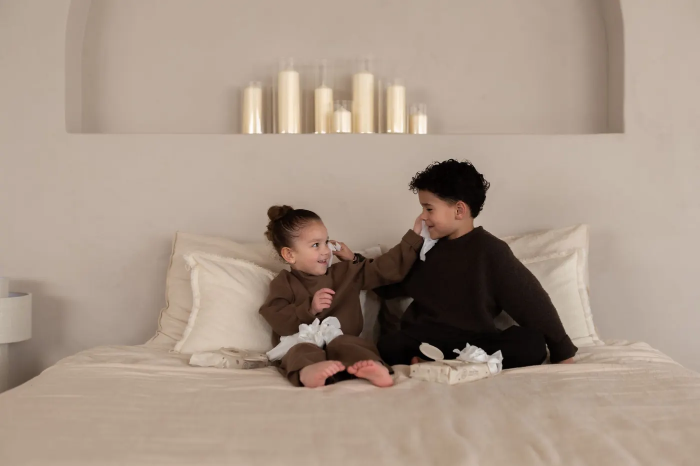 Twee kinderen spelen samen op bed